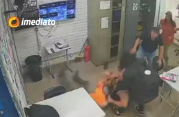 Pai invade escola e agride professor após filha ser repreendida por usar celular dentro da sala