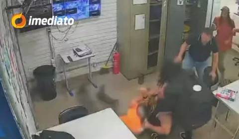 Pai invade escola e agride professor após filha ser repreendida por usar celular dentro da sala