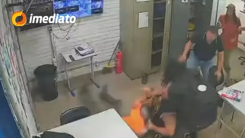 Pai invade escola e agride professor após filha ser repreendida por usar celular dentro da sala