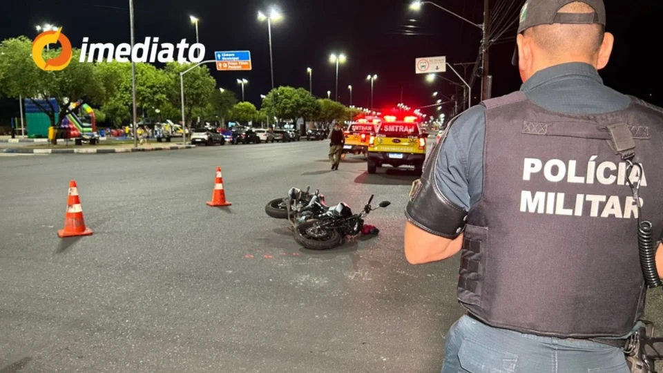 Colisão entre caminhonete e moto deixa mulher ferida na Avenida Capitão Ene Garcez, em Boa Vista