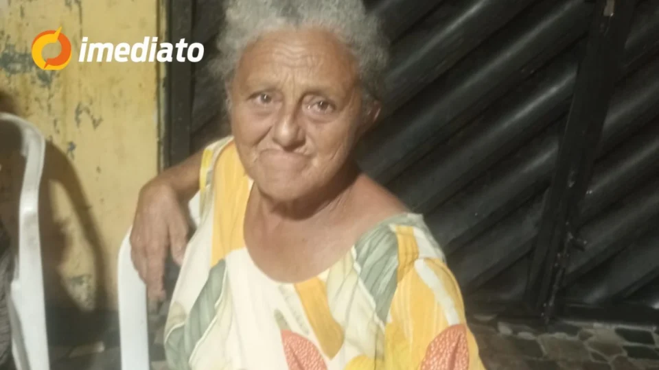 Idosa em situação de vulnerabilidade causa preocupação ao pedir abrigo para moradores no bairro Hileia