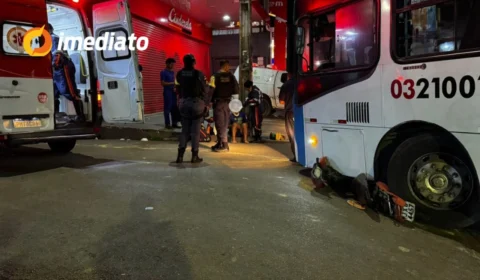 Colisão entre ônibus e motocicleta deixa homem e criança feridos no bairro Manoa
