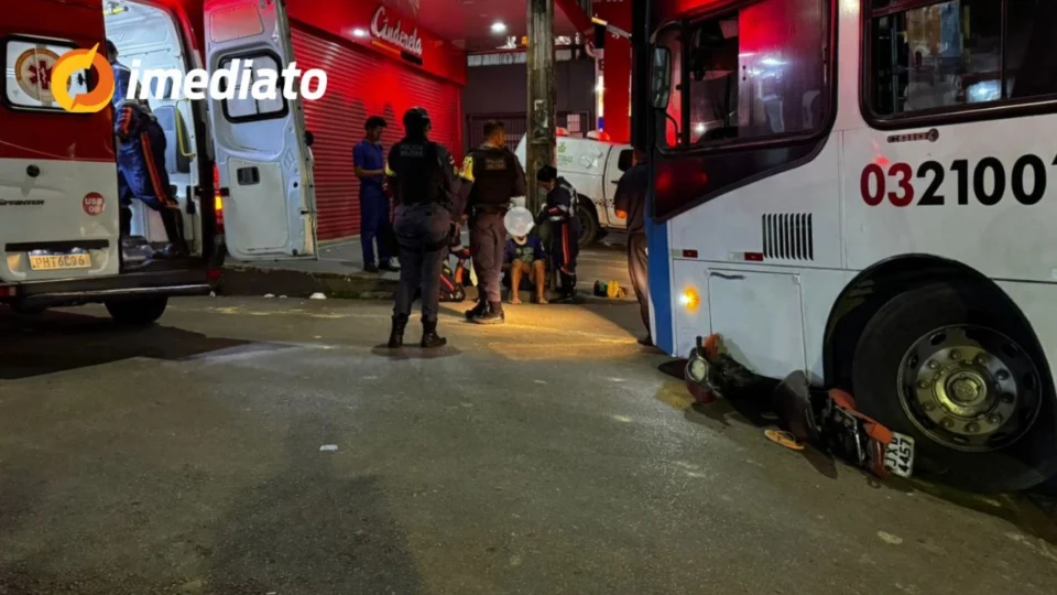 Colisão entre ônibus e motocicleta deixa homem e criança feridos no bairro Manoa