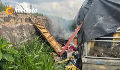 Bituca de cigarro provoca incêndio em área de mata atrás de parada de ônibus abandonada na Avenida das Flores