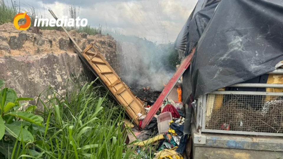 Bituca de cigarro provoca incêndio em área de mata atrás de parada de ônibus abandonada na Avenida das Flores