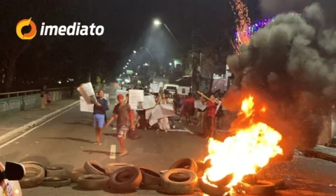 ‘Queremos justiça’: familiares de homem morto em ação policial protestam e bloqueiam Avenida Brasil, em Manaus