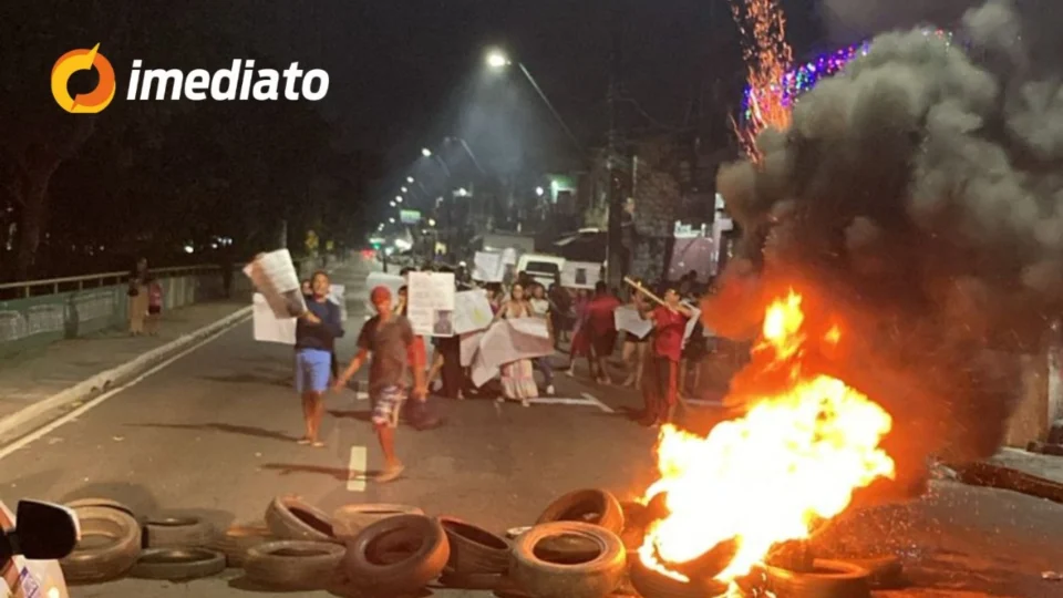 ‘Queremos justiça’: familiares de homem morto em ação policial protestam e bloqueiam Avenida Brasil, em Manaus