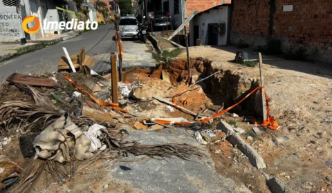 Moradores se reúnem para comemorar 3 anos de buraco na Rua Careiro, na Comunidade Nova Conquista