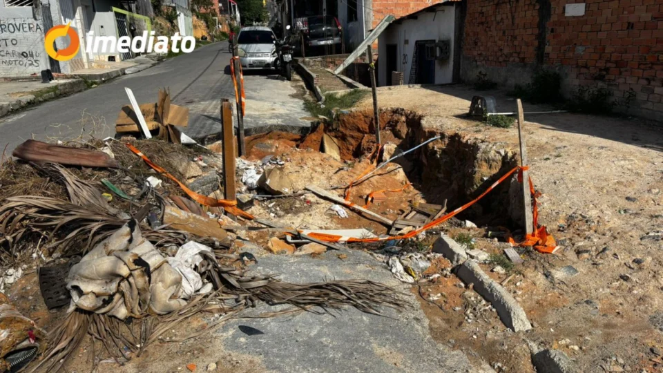 Moradores se reúnem para comemorar 3 anos de buraco na Rua Careiro, na Comunidade Nova Conquista
