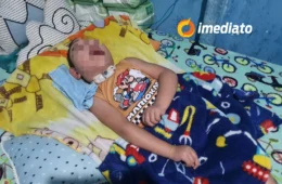 Mãe pede ajuda para adaptar escada de casa e garantir acessibilidade ao filho com microcefalia e paralisia cerebral em Manaus