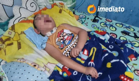 Mãe pede ajuda para adaptar escada de casa e garantir acessibilidade ao filho com microcefalia e paralisia cerebral em Manaus