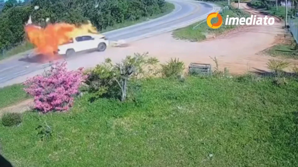 Curva da morte: Casal morre após moto explodir em colisão com caminhonete na ERS-350, em Chuvisca