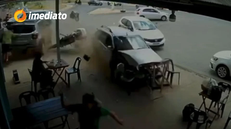 Veja vídeo: Carro desgovernado invade sorveteria após bater em quatro veículos em Cuiabá