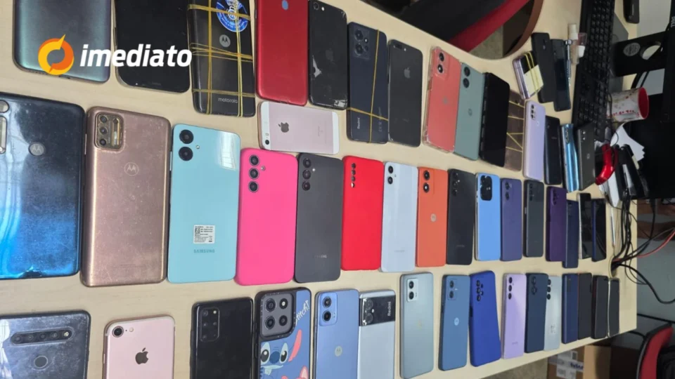 Operação surpresa do 9º DIP desmantela esquema de venda de celulares roubados na Feira do São José