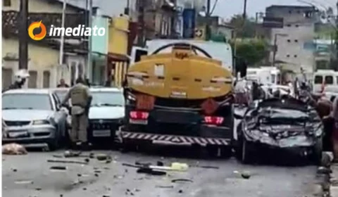Caminhão-tanque desgovernado causa acidente com vários veículos e viatura da PM em Nazaré