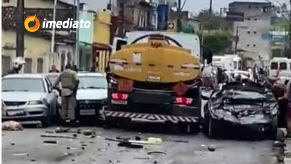 Caminhão-tanque desgovernado causa acidente com vários veículos e viatura da PM em Nazaré