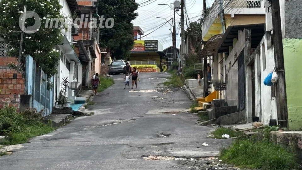 Moradores reclamam de descaso e pedem reparos nas ruas do Zumbi 2