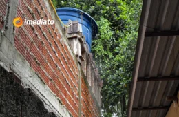 Moradora denuncia desperdício de água causado por caixa d’água de empresa há quase 1 ano, no bairro da Paz