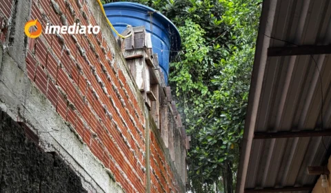 Moradora denuncia desperdício de água causado por caixa d’água de empresa há quase 1 ano, no bairro da Paz
