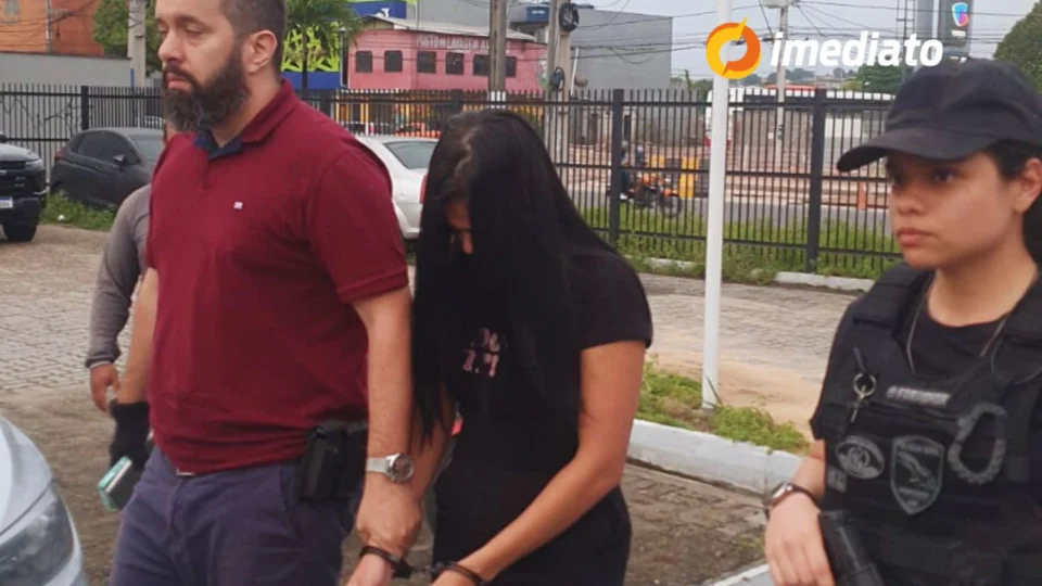 Namorada de homem assassinado no estacionamento de shopping na Ponta Negra é presa por repassar informações aos assassinos