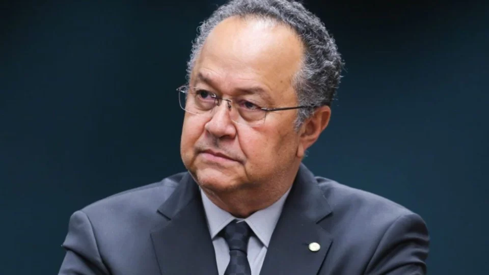 Deputado Silas Câmara esclarece rumores sobre afastamento e reafirma compromisso com mandato