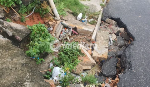 Buracos causam transtornos e moradores do bairro Compensa pedem providências