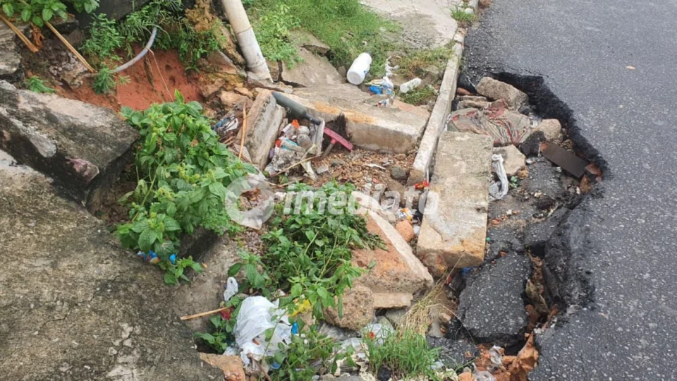 Buracos causam transtornos e moradores do bairro Compensa pedem providências