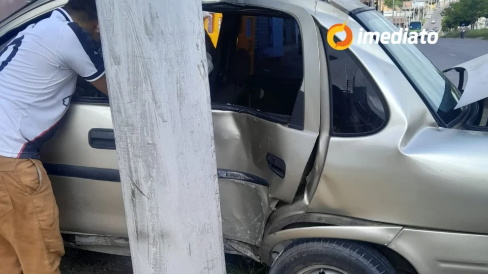 Mulher tem carro destruído após colisão causada por motorista embriagado no bairro Nova Cidade