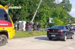 Veja vídeo: Carreta tomba na Bola da Suframa e causa transtornos no trânsito em Manaus