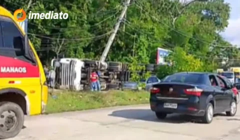 Veja vídeo: Carreta tomba na Bola da Suframa e causa transtornos no trânsito em Manaus