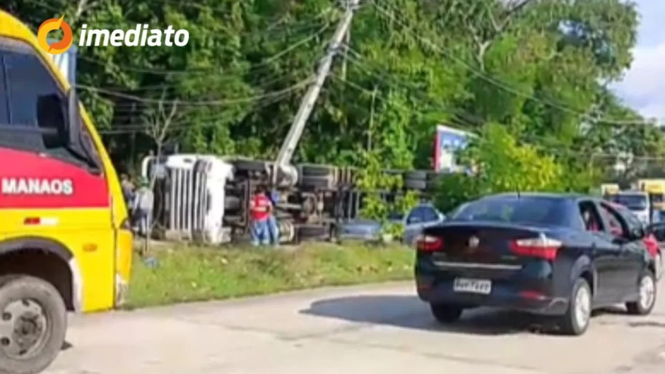 Veja vídeo: Carreta tomba na Bola da Suframa e causa transtornos no trânsito em Manaus