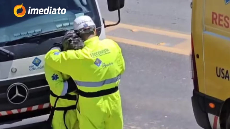 Tragédia em Curitiba: socorristas desabam em lágrimas após morte de criança em acidente brutal entre caminhões
