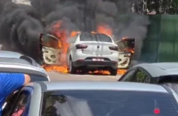 Veja o vídeo: Carro a GNV é destruído por incêndio na Av. das Torres e chamas chegam perto de fiação de alta tensão em Manaus