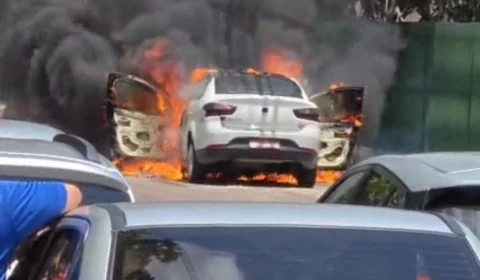 Veja o vídeo: Carro a GNV é destruído por incêndio na Av. das Torres e chamas chegam perto de fiação de alta tensão em Manaus