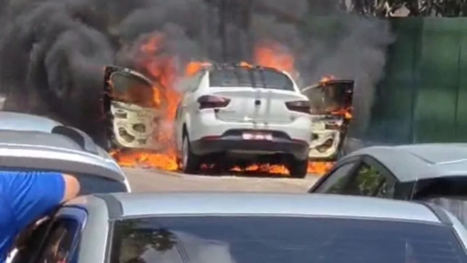 Veja o vídeo: Carro a GNV é destruído por incêndio na Av. das Torres e chamas chegam perto de fiação de alta tensão em Manaus