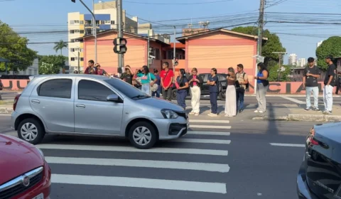 Veja o vídeo: Alunos enfrentam risco diário ao tentar atravessar avenida Constantino Nery por imprudência de motoristas