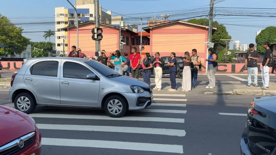 Veja o vídeo: Alunos enfrentam risco diário ao tentar atravessar avenida Constantino Nery por imprudência de motoristas
