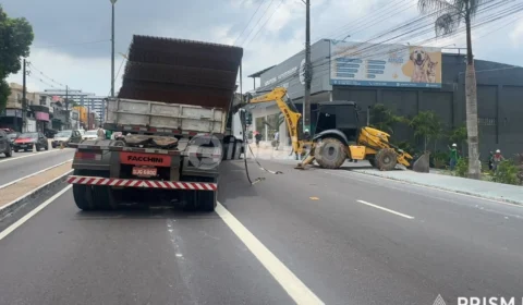 Veja o vídeo: Carreta carregada de ferro tomba na Constantino Nery após manobra e deixa o trânsito infernal