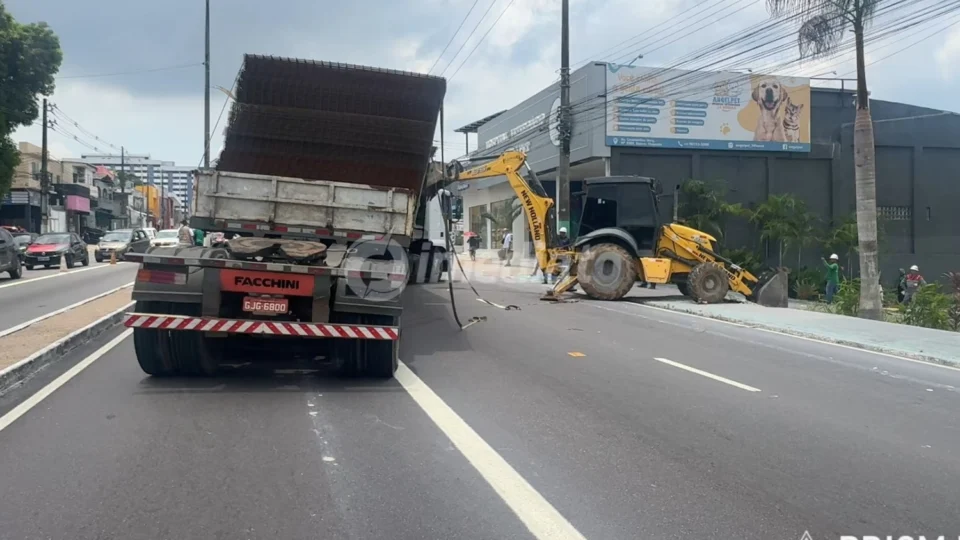 Veja o vídeo: Carreta carregada de ferro tomba na Constantino Nery após manobra e deixa o trânsito infernal