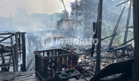 Veja os vídeos: curto-circuito causa incêndio e destrói várias casas no bairro São Jorge