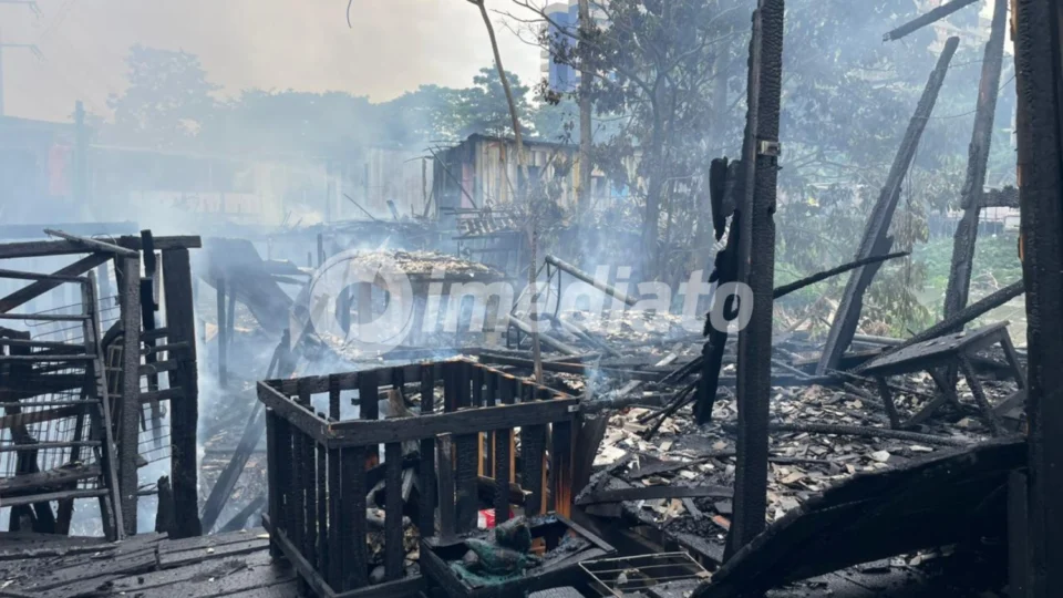 Veja os vídeos: curto-circuito causa incêndio e destrói várias casas no bairro São Jorge
