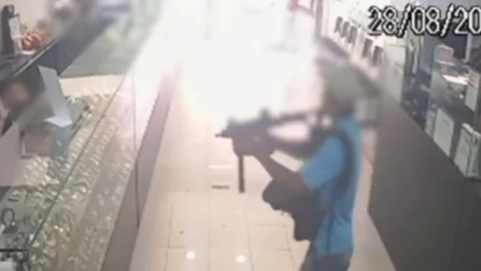 Veja o vídeo: Polícia Civil prende dupla envolvida em assalto a relojoaria no Centro de Manaus