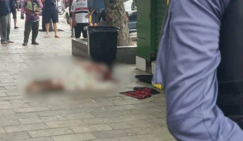 Veja o vídeo: Corpo com camisa do Flamengo no bolso é encontrado em lixeira com a cabeça estourada no Centro