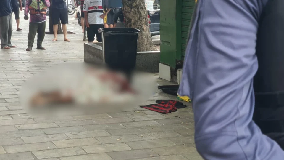 Veja o vídeo: Corpo com camisa do Flamengo no bolso é encontrado em lixeira com a cabeça estourada no Centro