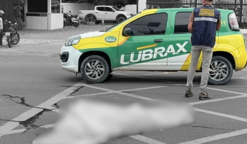 Veja o vídeo: Jovem de 22 anos morre a caminho do trabalho após cair da moto e ser atropelada por ônibus na Max Teixeira