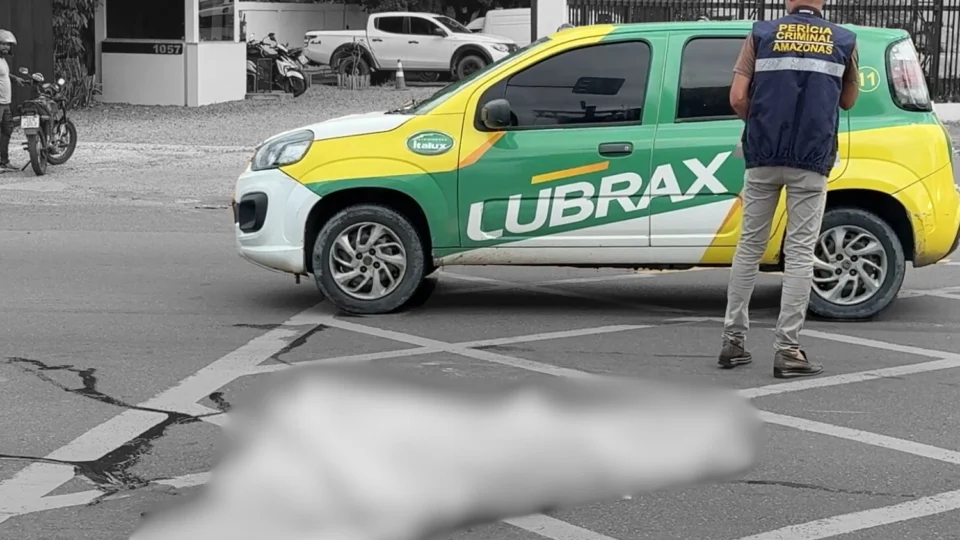 Veja o vídeo: Jovem de 22 anos morre a caminho do trabalho após cair da moto e ser atropelada por ônibus na Max Teixeira