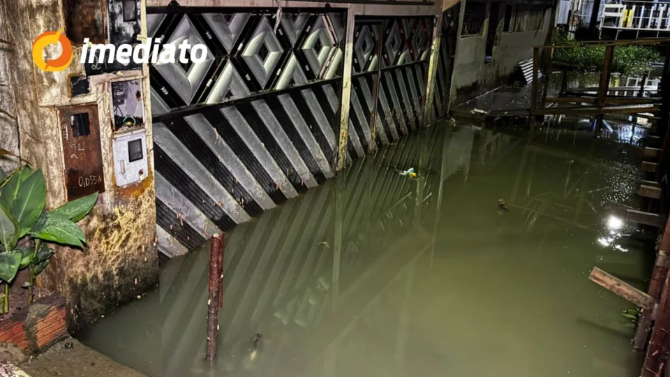 Chuva volta a alagar comunidade da Sharp e moradores relatam perdas e medo em Manaus