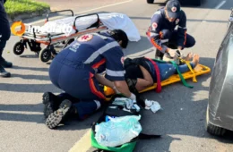 Colisão entre veículos na Avenida Torquato Tapajós deixa mulher gravemente ferida ao cair de motocicleta de aplicativo