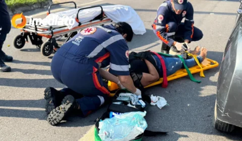 Colisão entre veículos na Avenida Torquato Tapajós deixa mulher gravemente ferida ao cair de motocicleta de aplicativo