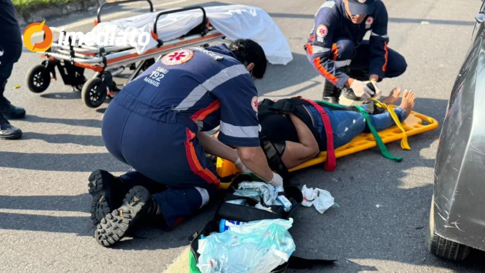Colisão entre veículos na Avenida Torquato Tapajós deixa mulher gravemente ferida ao cair de motocicleta de aplicativo